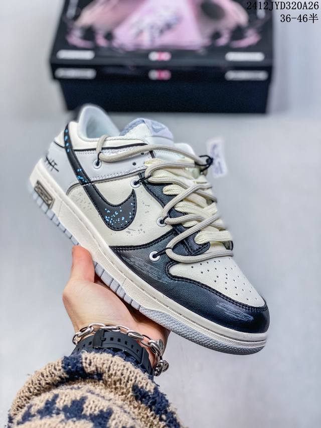 耐克 Nike Dunk Low 运动鞋复古解构绑带板鞋 双鞋带 作为 80 年代经典篮球鞋款，起初专为硬木球场打造，后来成为席卷街头的时尚标杆，现以经典细节和