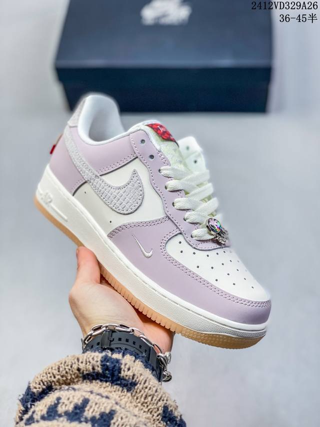 年末清仓特价 耐克 Nike Air Force 1 '07空军一号龙年低帮百搭休闲运动板鞋。柔软、弹性十足的缓震性能和出色的中底设计，横跨复古与现代的外型结合