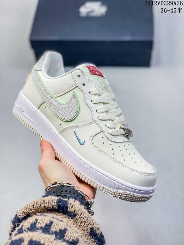 年末清仓特价 耐克 Nike Air Force 1 '07空军一号龙年低帮百搭休闲运动板鞋。柔软、弹性十足的缓震性能和出色的中底设计，横跨复古与现代的外型结合