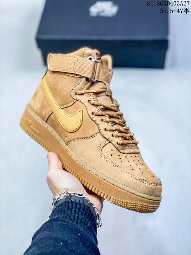 公司级带半码 耐克nike Air Force 1“07空军一号低帮百搭休闲运动板鞋。柔软、弹性十足的缓震性能和出色的中底设计，横跨复古与现代的外型结合，造就出