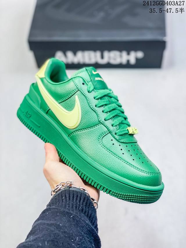 公司级带半码 耐克nike Air Force 1“07空军一号低帮百搭休闲运动板鞋。柔软、弹性十足的缓震性能和出色的中底设计，横跨复古与现代的外型结合，造就出