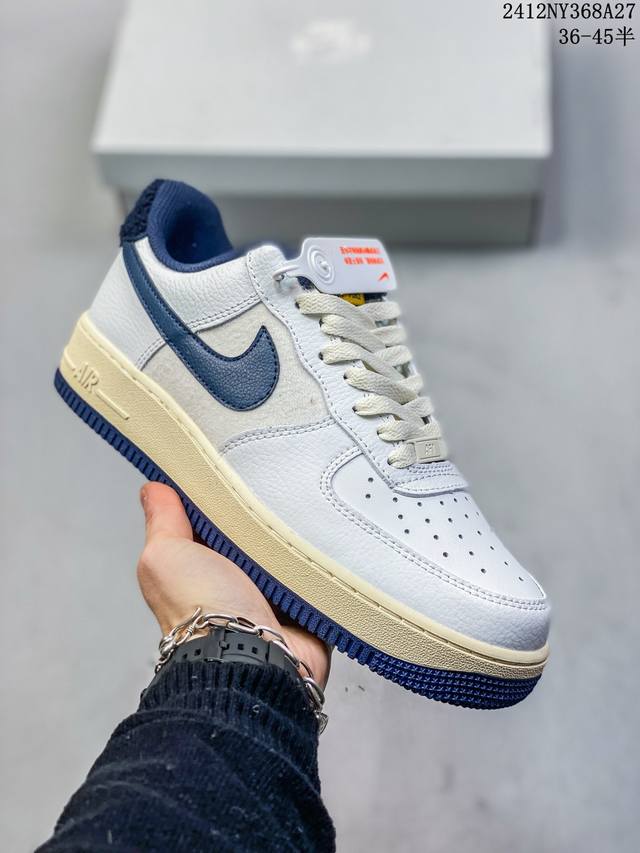 真标带半码带半码 耐克nike Air Force 1“07空军一号低帮百搭休闲运动板鞋。柔软、弹性十足的缓震性能和出色的中底设计，横跨复古与现代的外型结合，造