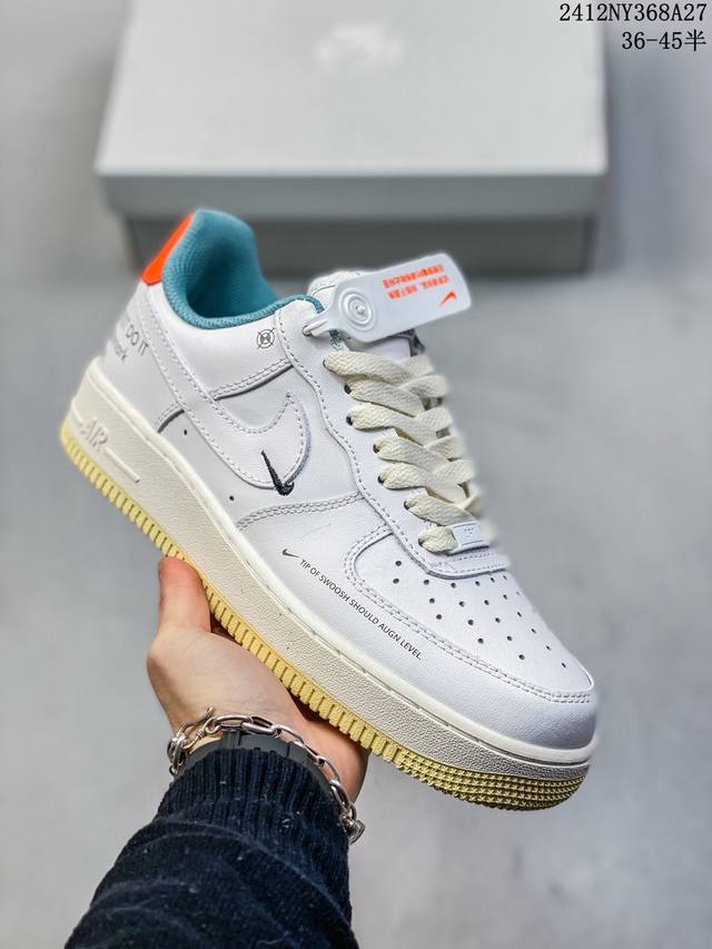 真标带半码带半码 耐克nike Air Force 1“07空军一号低帮百搭休闲运动板鞋。柔软、弹性十足的缓震性能和出色的中底设计，横跨复古与现代的外型结合，造