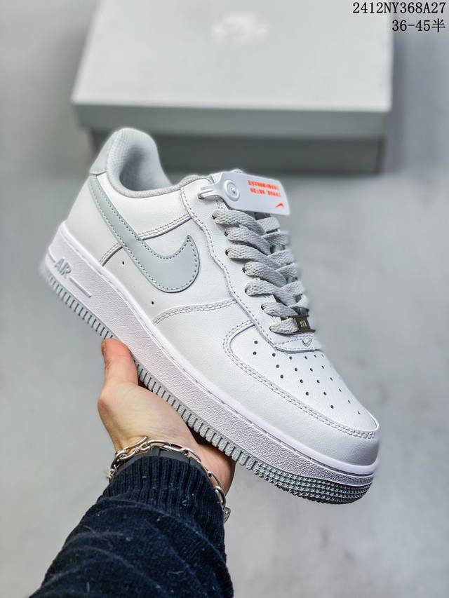 真标带半码带半码 耐克nike Air Force 1“07空军一号低帮百搭休闲运动板鞋。柔软、弹性十足的缓震性能和出色的中底设计，横跨复古与现代的外型结合，造