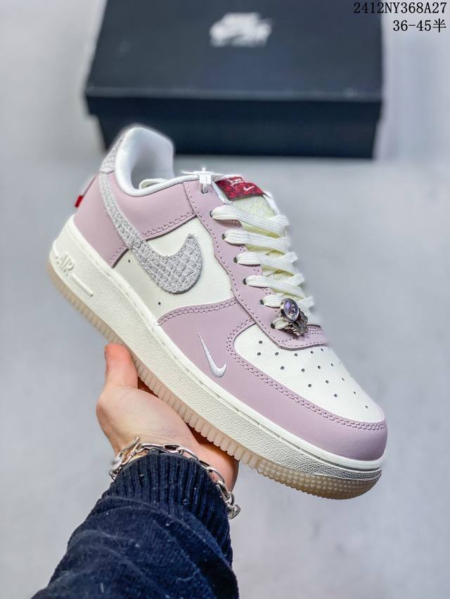 真标带半码带半码 耐克nike Air Force 1“07空军一号低帮百搭休闲运动板鞋。柔软、弹性十足的缓震性能和出色的中底设计，横跨复古与现代的外型结合，造