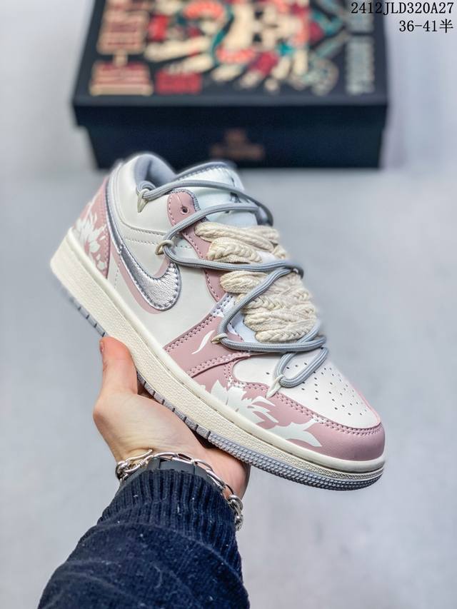 耐克 乔丹air Jordan 1 Low Aj1 乔1 乔丹1代aj1 解构绑带 双鞋带 低帮复古文化休闲运动篮球鞋。该鞋款从 1985 年元年款汲取设计灵感