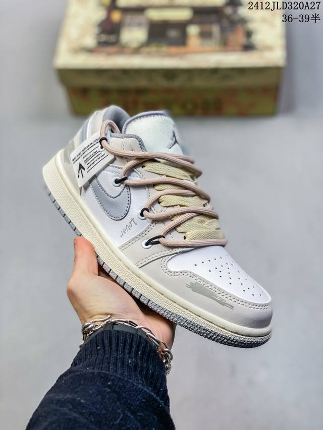 耐克 乔丹air Jordan 1 Low Aj1 乔1 乔丹1代aj1 解构绑带 双鞋带 低帮复古文化休闲运动篮球鞋。该鞋款从 1985 年元年款汲取设计灵感