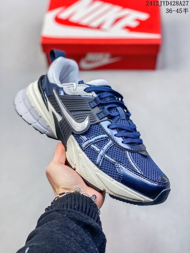 Nike 耐克 V2K Run 减震防滑 复古低帮运动跑步鞋 超火复古跑鞋，采用太空革组合呼吸网眼布鞋面材质，搭载正确4层组合底模，嵌入tpu加固稳定模块,双层