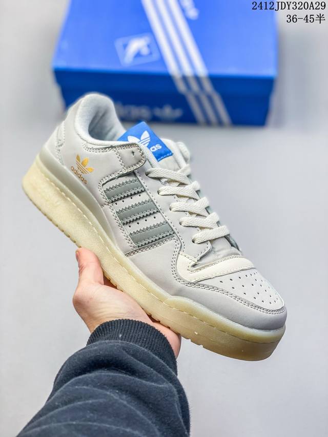 公司级阿迪达斯 Adidas Forum 84 Low 低帮百搭潮流休闲运动板鞋。以复古篮球鞋的外形为基础，采用皮革拼接，简约百搭，更加贴合舒适。中底内侧网格造