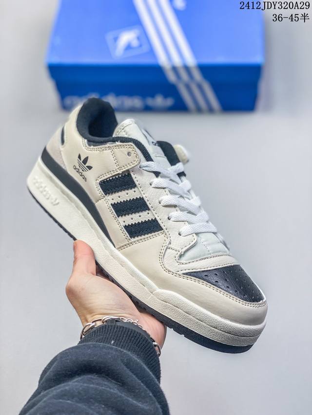 公司级阿迪达斯 Adidas Forum 84 Low 低帮百搭潮流休闲运动板鞋。以复古篮球鞋的外形为基础，采用皮革拼接，简约百搭，更加贴合舒适。中底内侧网格造