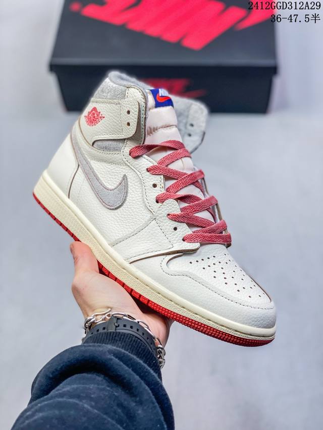 耐克 Nike Air Jordan 1 Retro High Og 乔丹一代篮球鞋复刻运动鞋 皮面高帮板鞋的设计灵感源自运动夹克，带你重温入选球队时刻。采用经