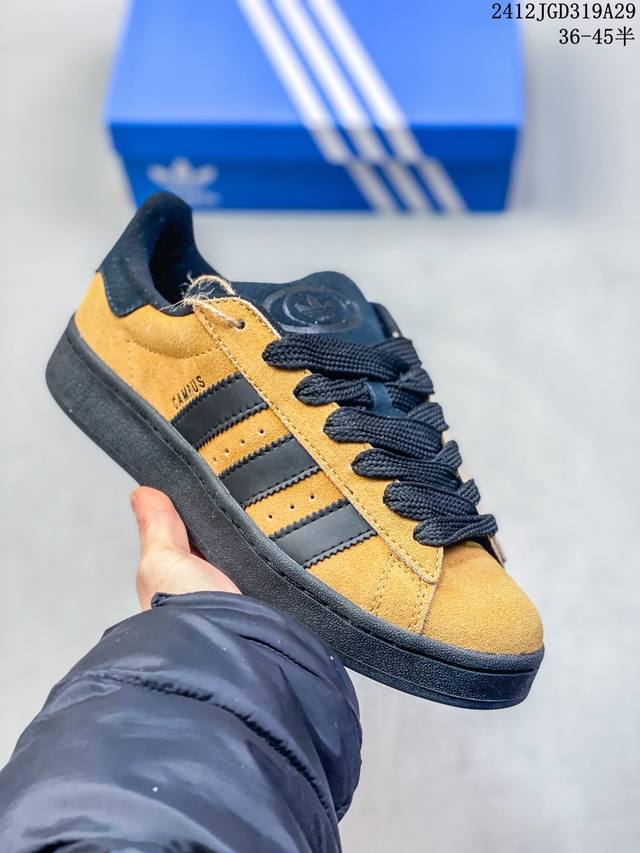 Adidas Originals Campus 00S 小面包 鞋身采用绒面皮料搭配白色常规皮革，质感上还是延续了经典 Campus 的设计。 鞋舌填充更加饱满