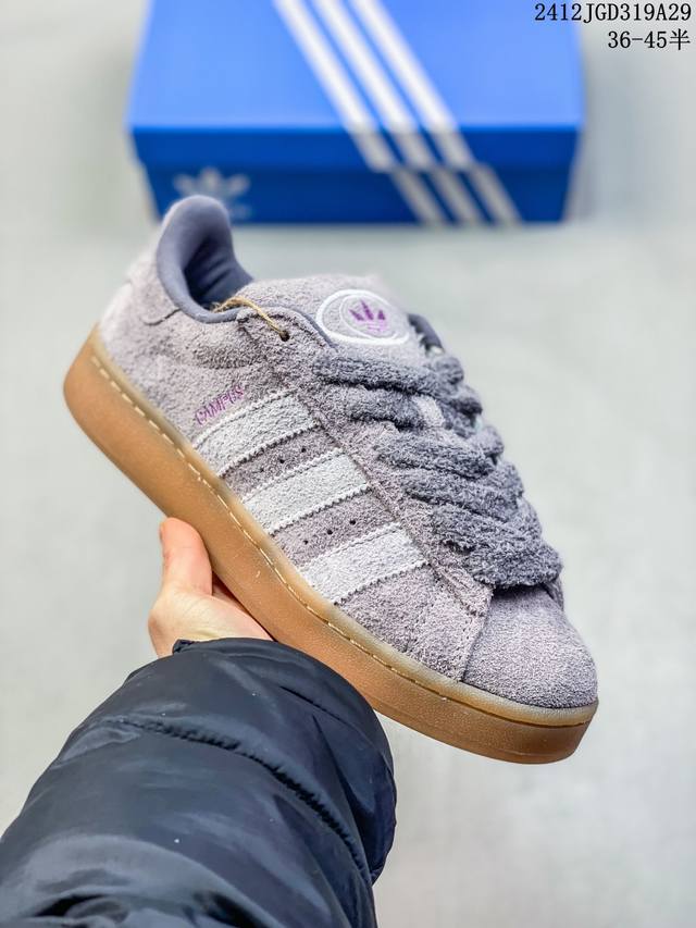 Adidas Originals Campus 00S 小面包 鞋身采用绒面皮料搭配白色常规皮革，质感上还是延续了经典 Campus 的设计。 鞋舌填充更加饱满