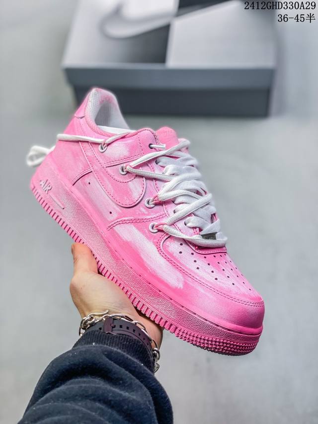 公司级耐克nike Air Force 1“07空军一号低帮百搭休闲运动板鞋。柔软、弹性十足的缓震性能和出色的中底设计，横跨复古与现代的外型结合，造就出风靡全球