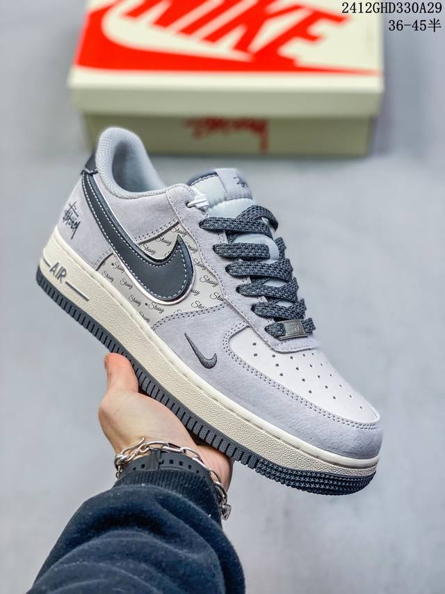 公司级耐克nike Air Force 1“07空军一号低帮百搭休闲运动板鞋。柔软、弹性十足的缓震性能和出色的中底设计，横跨复古与现代的外型结合，造就出风靡全球