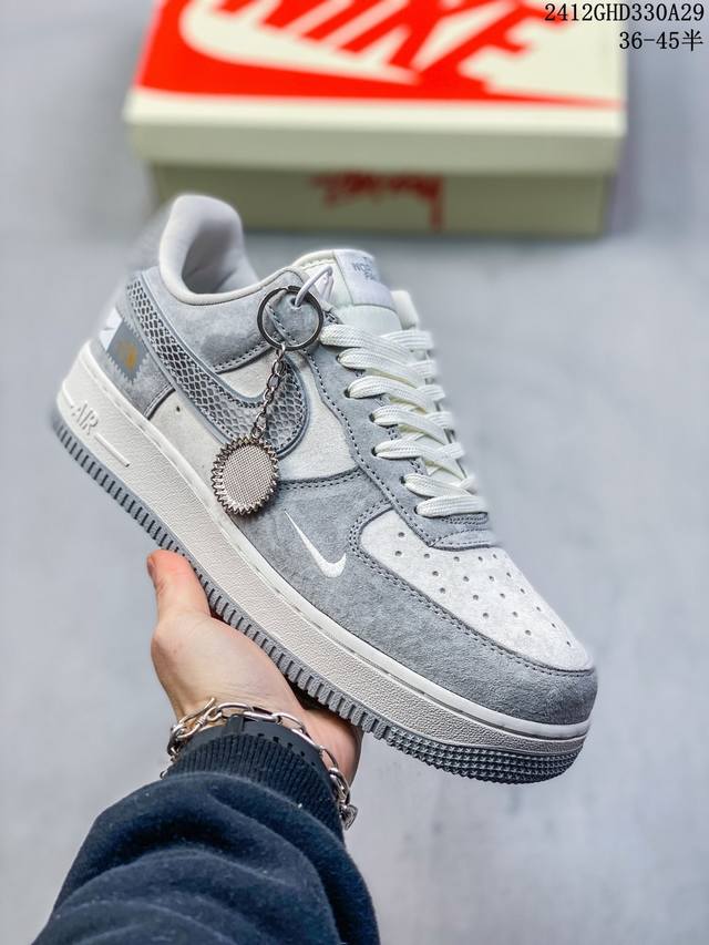 公司级耐克nike Air Force 1“07空军一号低帮百搭休闲运动板鞋。柔软、弹性十足的缓震性能和出色的中底设计，横跨复古与现代的外型结合，造就出风靡全球