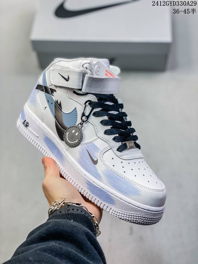 公司级耐克nike Air Force 1“07空军一号低帮百搭休闲运动板鞋。柔软、弹性十足的缓震性能和出色的中底设计，横跨复古与现代的外型结合，造就出风靡全球