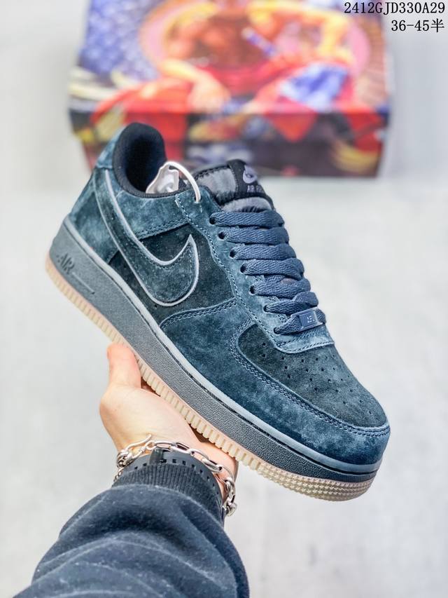 公司级耐克nike Air Force 1“07空军一号低帮百搭休闲运动板鞋。柔软、弹性十足的缓震性能和出色的中底设计，横跨复古与现代的外型结合，造就出风靡全球