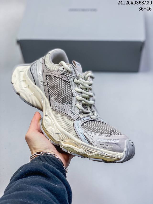 简介：Balenciaga Stapler Low Sneakers 订书机系列14代低帮复古阔型底姥爹风增高潮流百搭休闲慢跑鞋 这双真的很绝啊,帅爆了！手工订