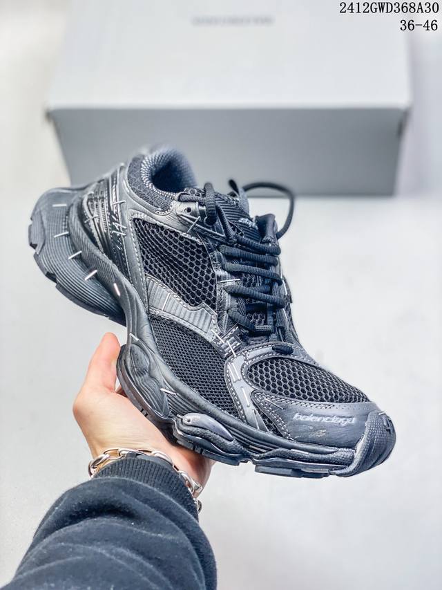 简介：Balenciaga Stapler Low Sneakers 订书机系列14代低帮复古阔型底姥爹风增高潮流百搭休闲慢跑鞋 这双真的很绝啊,帅爆了！手工订