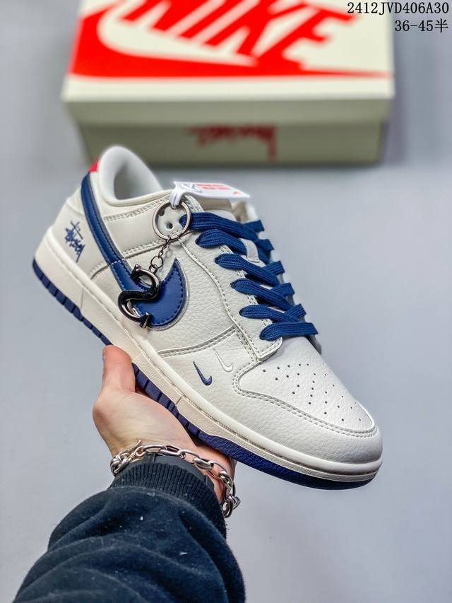 斯图西stussy-米白蓝勾 海外官方同步发售，斯图西stussy X Nike Dunk Low 耐克板鞋。Stussy是源于美国的潮流品牌，音译为斯图西，融