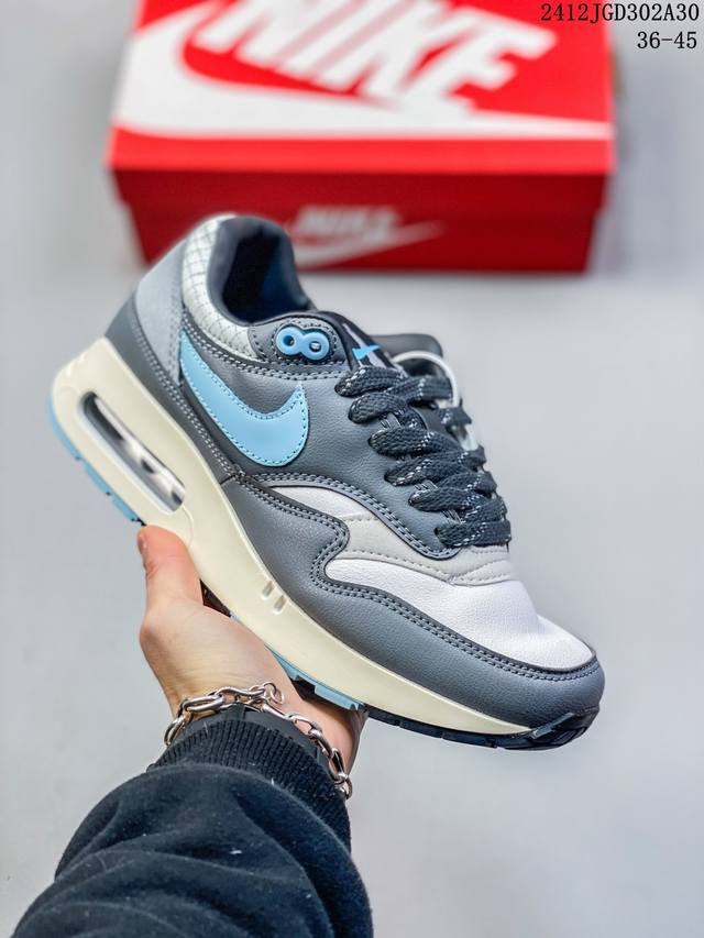 耐克 Nike Air Max1 Sp混合科技 透气后掌半气垫慢跑鞋 兼具非凡优质外观和出色穿着体验！性能出众的一双透气鞋面后置半掌气垫运动鞋。货号：Dc533