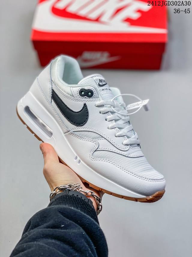 耐克 Nike Air Max1 Sp混合科技 透气后掌半气垫慢跑鞋 兼具非凡优质外观和出色穿着体验！性能出众的一双透气鞋面后置半掌气垫运动鞋。货号：Dc533