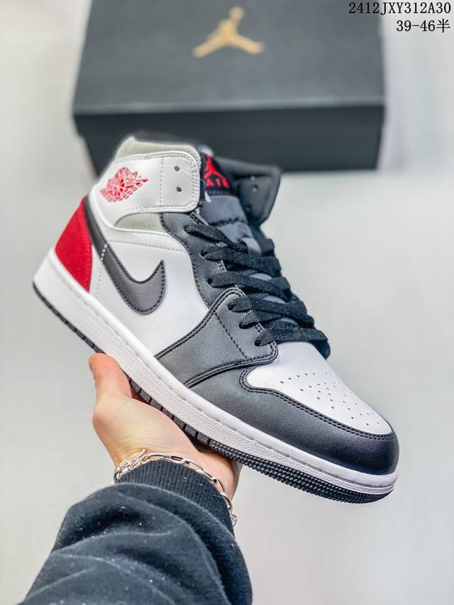 头层公司级真标带半码！ 耐克nike Air Jordan 1 Mid“ Aj1 乔1代 乔丹一代中帮系列经典复古文化休闲运动篮球鞋采用头层皮与牛剖革鞋面材质#