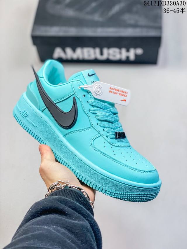 耐克 Nike Air Force 1 ’07 空军一号低帮百搭休闲运动板鞋。柔软、弹性十足的缓震性能和出色的中底设计，横跨复古与现代的外型结合，造就出风靡全球