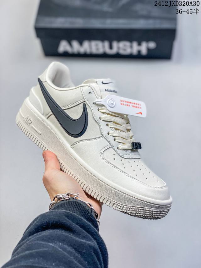 耐克 Nike Air Force 1 ’07 空军一号低帮百搭休闲运动板鞋。柔软、弹性十足的缓震性能和出色的中底设计，横跨复古与现代的外型结合，造就出风靡全球