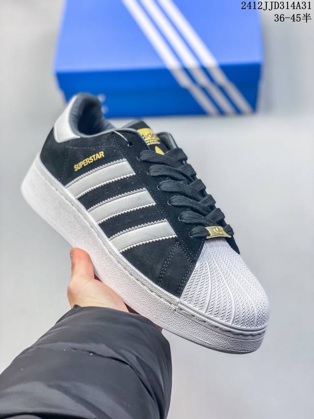 Adidas Originals Superstarxlg 系带舒适低帮 板鞋 ，微翘式鞋头设计,响应灵活,保护脚趾。鞋身运用简洁的色彩进行搭配,缔造简洁利落外