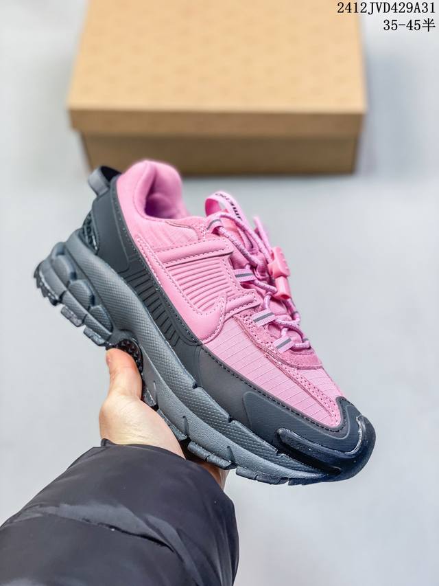 公司级耐克nike Zoom Vomero Roam 马拉松复古跑五代休闲运动慢跑鞋 厚底增高老爹鞋。采用环保纤维革饰片组合网眼布鞋面材质 升级正确后跟tpu加