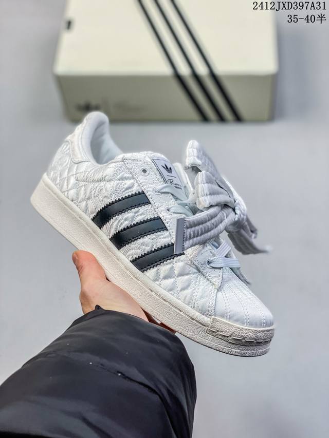 Adidas 阿迪达斯 女鞋真标半码制，原楦原纸版开发，采用硬质鳄鱼纹牛剖革组合纤维饰片鞋面材质，改良全包围鞋垫，正确版鞋底模具及扇贝头盖片秋冬搭配利器,妥妥复