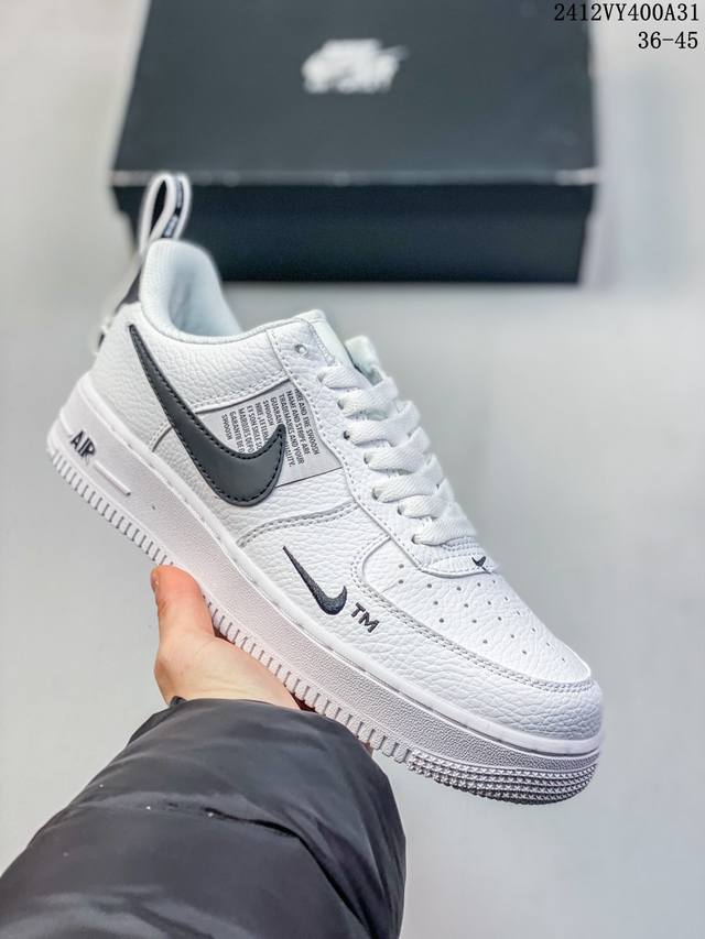 特价 真标带半码耐克nike Air Force 1“07空军一号低帮联名百搭休闲运动板鞋。柔软、弹性十足的缓震性能和出色的中底设计，横跨复古与现代的外型结合，