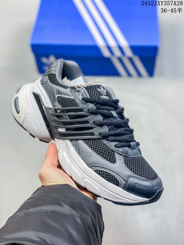 冬季新款adidas阿迪达斯女时尚百搭透气舒适运动休闲鞋 过往运动鞋设计 助力 21 世纪早期跑步运动跃升时尚新高度 采用透气网眼布、运动风格线条和耐穿覆面 兼