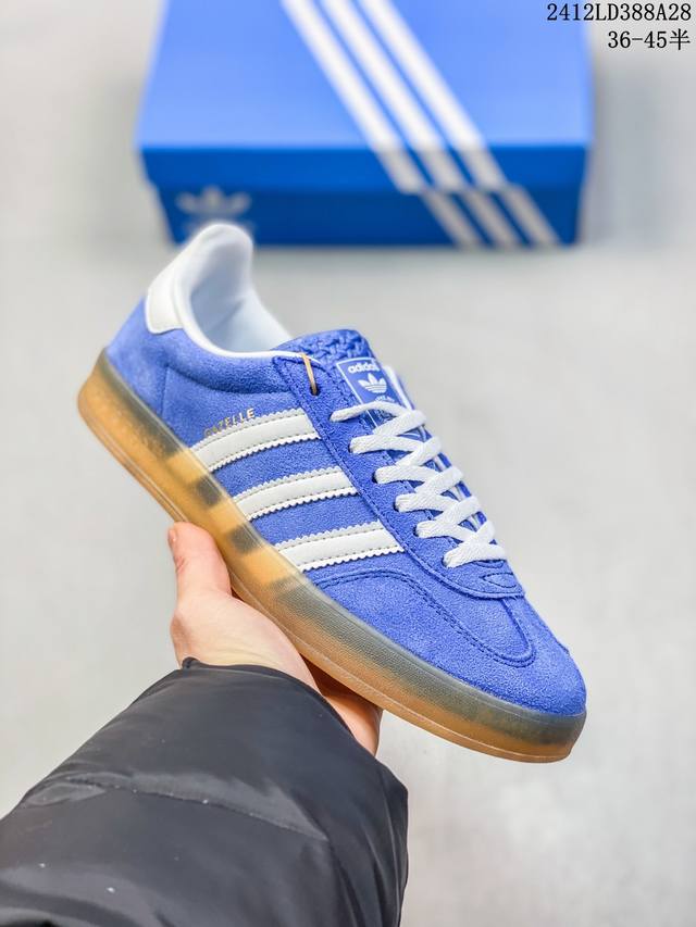 阿迪达斯adidas Originals Gazelle Indoor 三叶草复古防滑耐磨低帮板鞋 Hq8717 鞋款采用柔软的绒面革和耐用的皮革衬里融合在橡胶