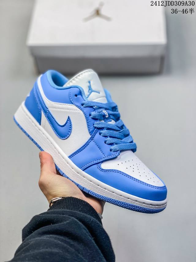 Air Jordan 1 Low 低帮 乌梅子酱 Aj1 乔丹1代 Aj1 乔1 低邦 波尔多酒红 紫红白 乔丹篮球鞋系列 鞋款整体采用酒红和白色的配色组成，采