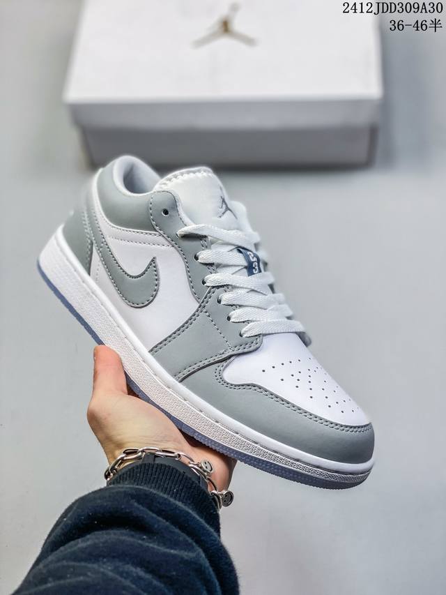 Air Jordan 1 Low 低帮 乌梅子酱 Aj1 乔丹1代 Aj1 乔1 低邦 波尔多酒红 紫红白 乔丹篮球鞋系列 鞋款整体采用酒红和白色的配色组成，采