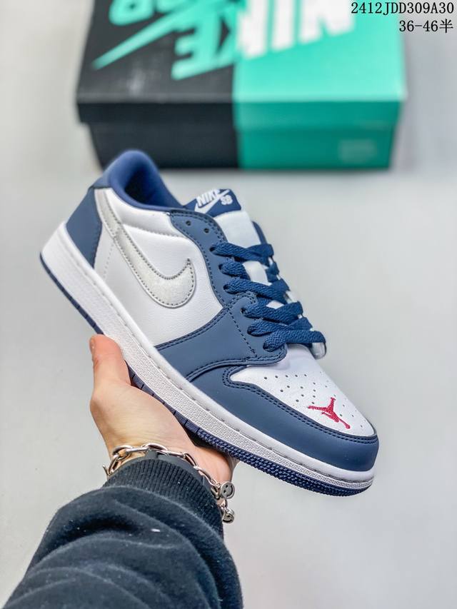 Air Jordan 1 Low 低帮 乌梅子酱 Aj1 乔丹1代 Aj1 乔1 低邦 波尔多酒红 紫红白 乔丹篮球鞋系列 鞋款整体采用酒红和白色的配色组成，采