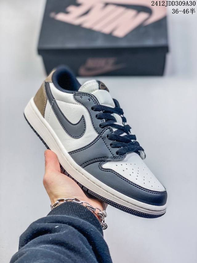 Air Jordan 1 Low 低帮 乌梅子酱 Aj1 乔丹1代 Aj1 乔1 低邦 波尔多酒红 紫红白 乔丹篮球鞋系列 鞋款整体采用酒红和白色的配色组成，采