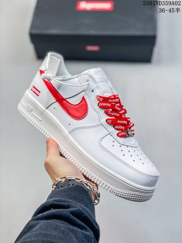 二层皮 耐克 Nike Air Force 1 ’07 空军一号低帮百搭休闲运动板鞋。柔软、弹性十足的缓震性能和出色的中底设计，横跨复古与现代的外型结合，造就出