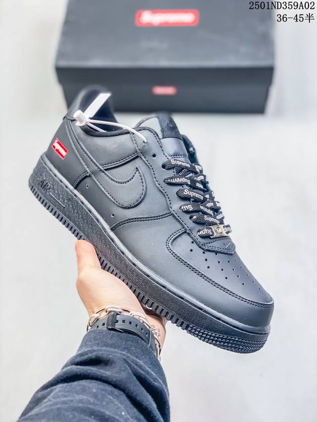 二层皮 耐克 Nike Air Force 1 ’07 空军一号低帮百搭休闲运动板鞋。柔软、弹性十足的缓震性能和出色的中底设计，横跨复古与现代的外型结合，造就出