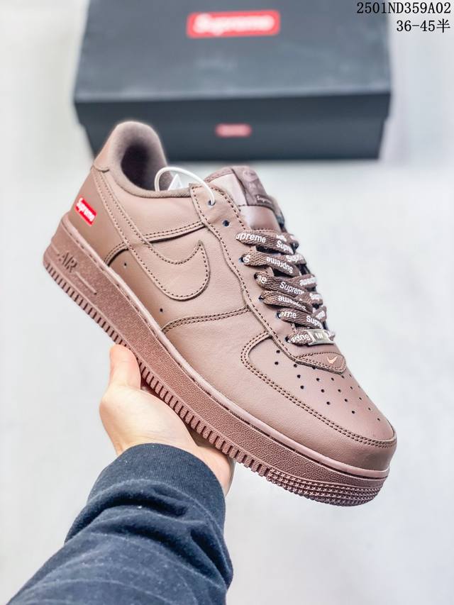 二层皮 耐克 Nike Air Force 1 ’07 空军一号低帮百搭休闲运动板鞋。柔软、弹性十足的缓震性能和出色的中底设计，横跨复古与现代的外型结合，造就出