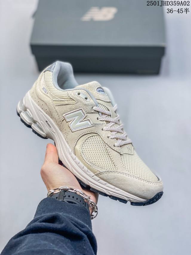 新百伦 New Balance 2002R 跑鞋 男女运动鞋 潮老爹鞋。沿袭了面世之初的经典科技，以 Encap 中底配以升级版 N-Ergy 缓震物料。鞋面则