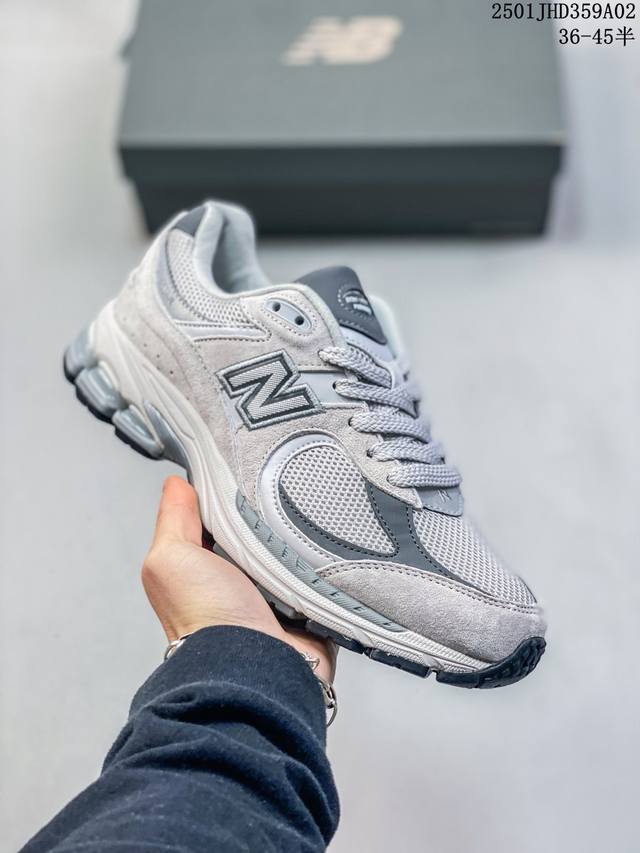 新百伦 New Balance 2002R 跑鞋 男女运动鞋 潮老爹鞋。沿袭了面世之初的经典科技，以 Encap 中底配以升级版 N-Ergy 缓震物料。鞋面则