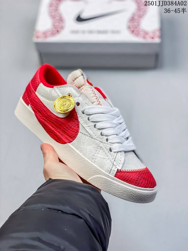 耐克 Nike Blazer Low '77 Jumbo 运动鞋，抓地板鞋，革新重塑经典街头人气鞋款，采用人气传统外观，巧搭大号耐克勾勾设计和宽大鞋带。柔软泡绵