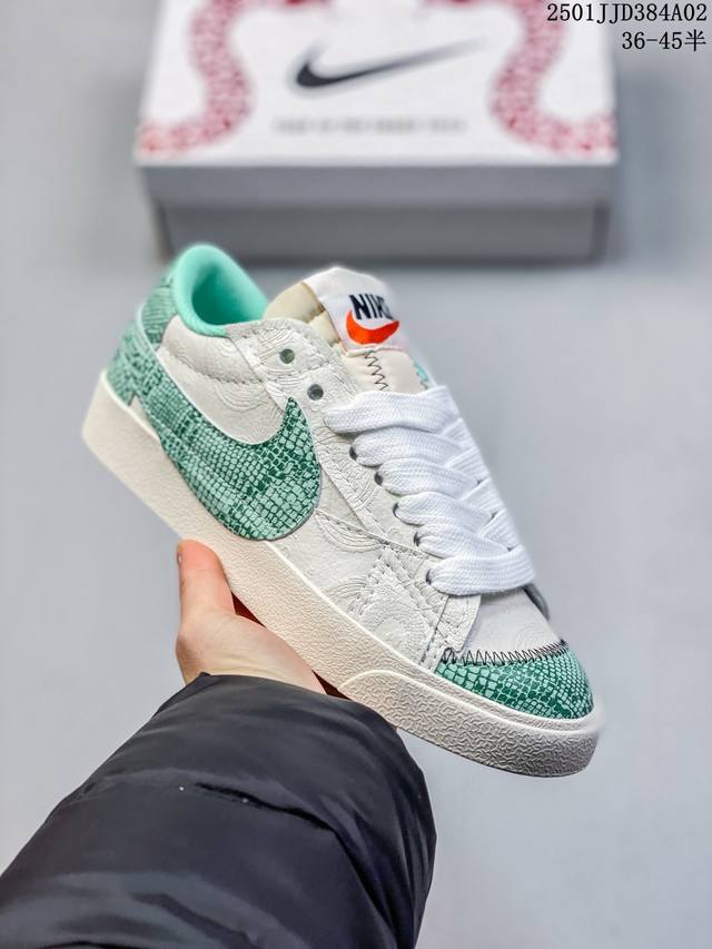 耐克 Nike Blazer Low '77 Jumbo 运动鞋，抓地板鞋，革新重塑经典街头人气鞋款，采用人气传统外观，巧搭大号耐克勾勾设计和宽大鞋带。柔软泡绵