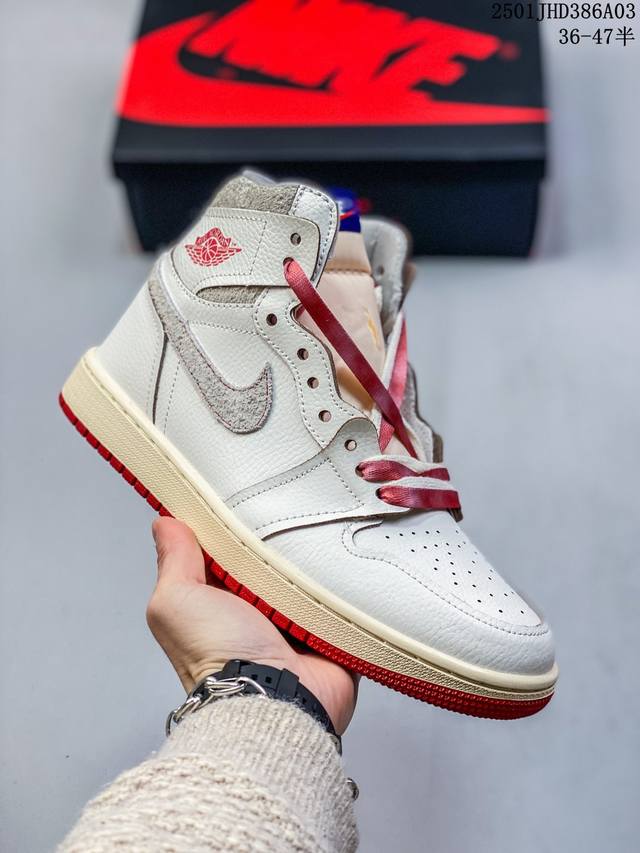 真标带半码 耐克 Nike Air Jordan 1 Retro High Og 乔丹一代篮球鞋复刻运动鞋 皮面高帮板鞋的设计灵感源自运动夹克，带你重温入选球队