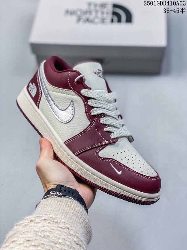 限量发售！ Air Jordan 1 Low Aj1乔1低帮休闲板鞋， “酒红米白配色-北面联名定制款” 个性的设计风格以及品牌的经典元素 使其成为一双具有独特