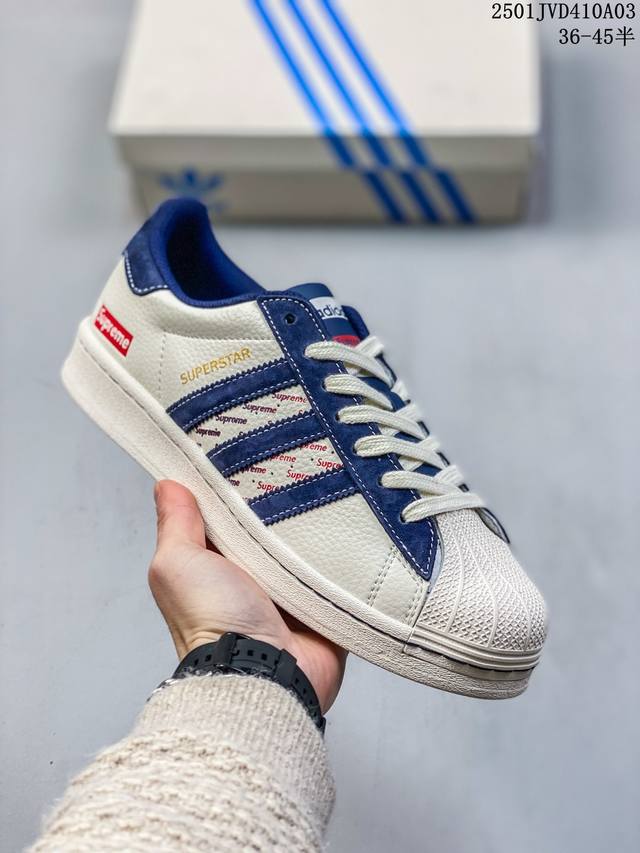 公司级海外版阿迪#Supreme联名定制款 Adidas阿迪达斯.面包鞋复古休闲板鞋。整个鞋面由牛皮革搭配猪八制成，经典米白棕配色，品牌标志性大尺寸三条纹 Lo